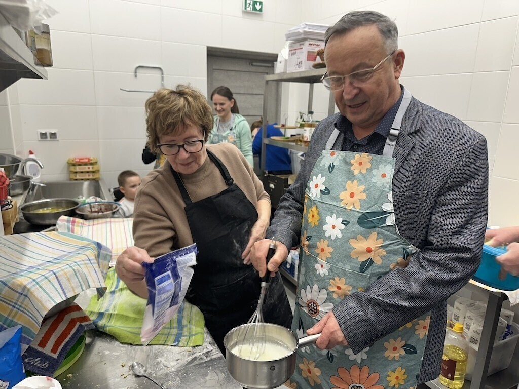 Burmistrz wyrabiał pączki z KGW