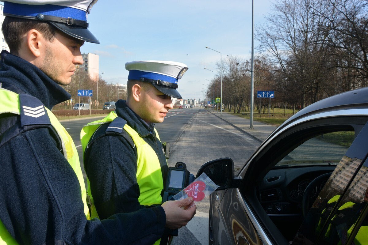 Zwolnij Jak kocha to poczeka. Walentynkowa akcja piotrkowskiej policji
