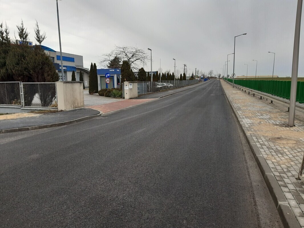 Remontują drogę przy magazynach