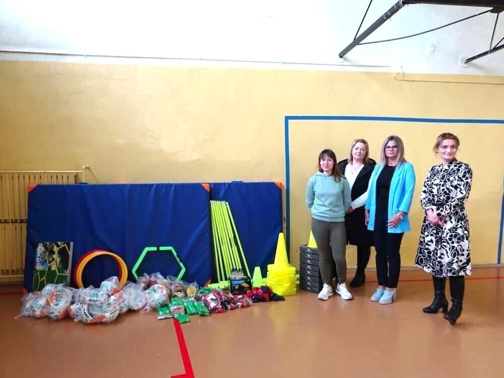 Rodzice przekazali sprzęt sportowy na rzecz szkoły