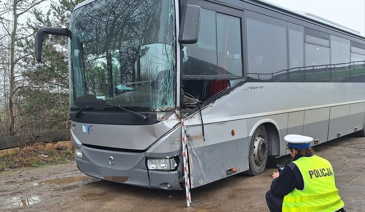 Autobus i ciężarówka nie zmieściły się na łuku