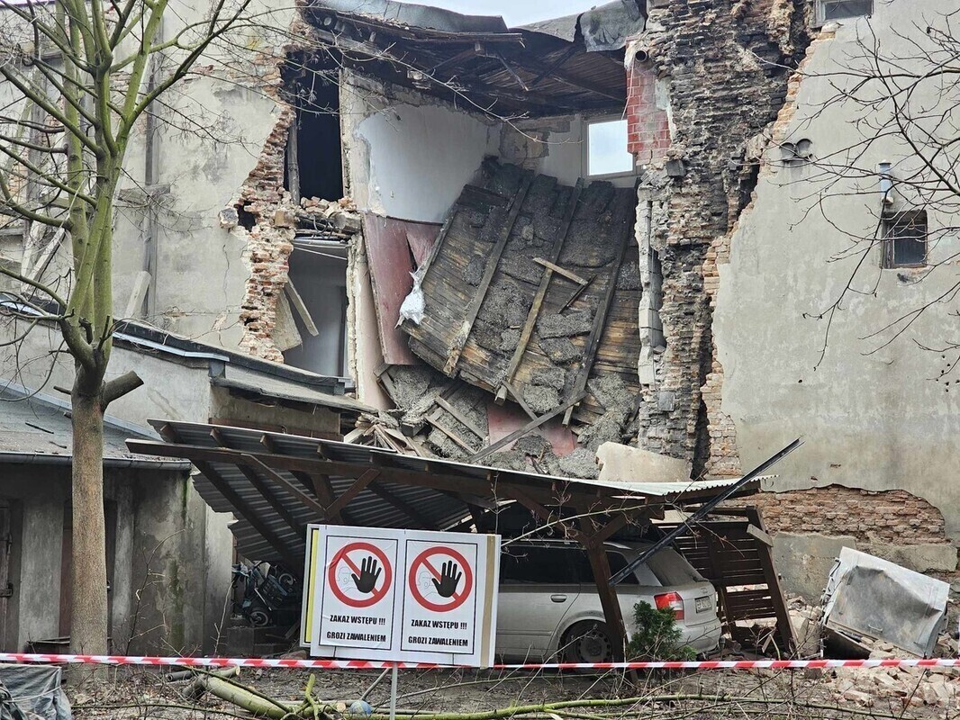 Zawalił się budynek. Na miejscu pracowały psy ratownicze