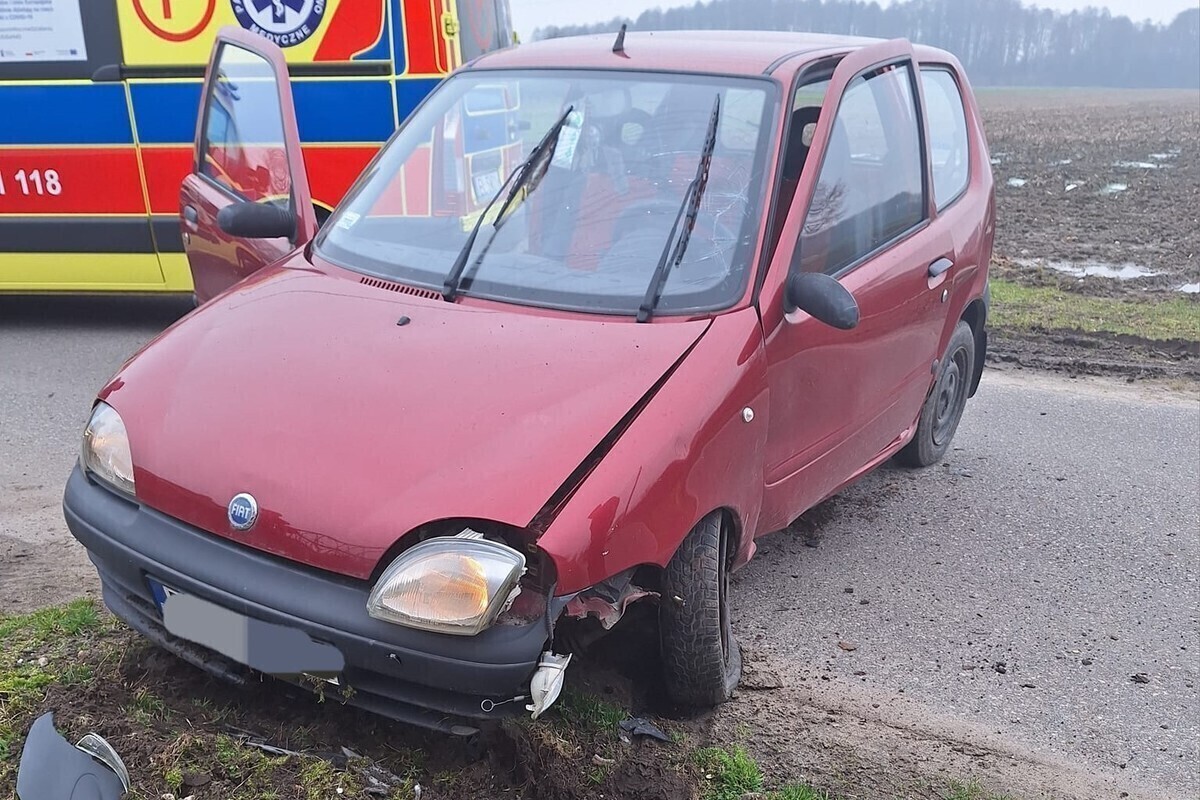 Kierowca z promilami wjechał do rowu. Mężczyzna trafił do szpitala