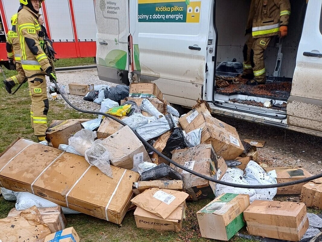Pożar samochodu przewożącego paczki kurierskie