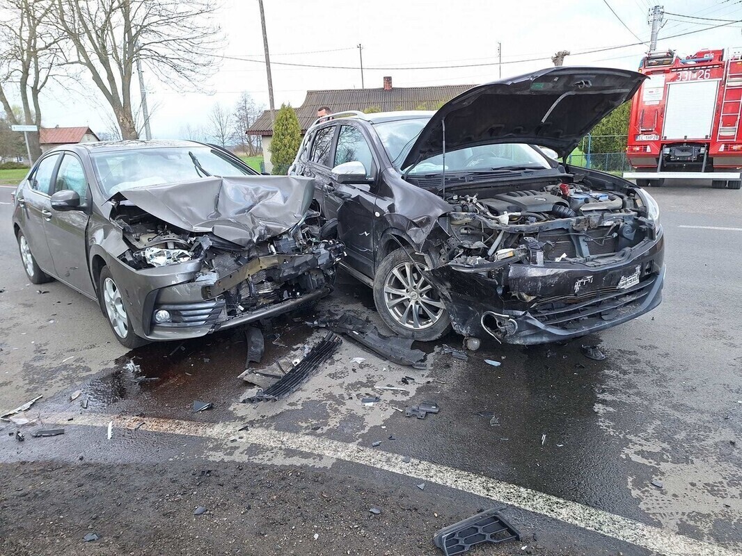 Groźny wypadek na terenie powiatu piotrkowskiego. Zderzyły się dwie osobówki