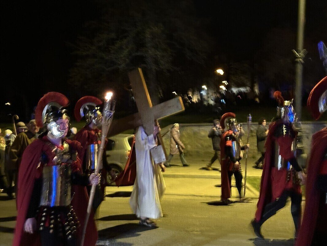 Tłumy na drodze krzyżowej ulicami Piotrkowa