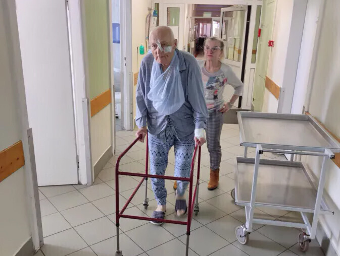 Roznosił ulotki wpadł do piwnicy. Teraz radny leży w szpitalu