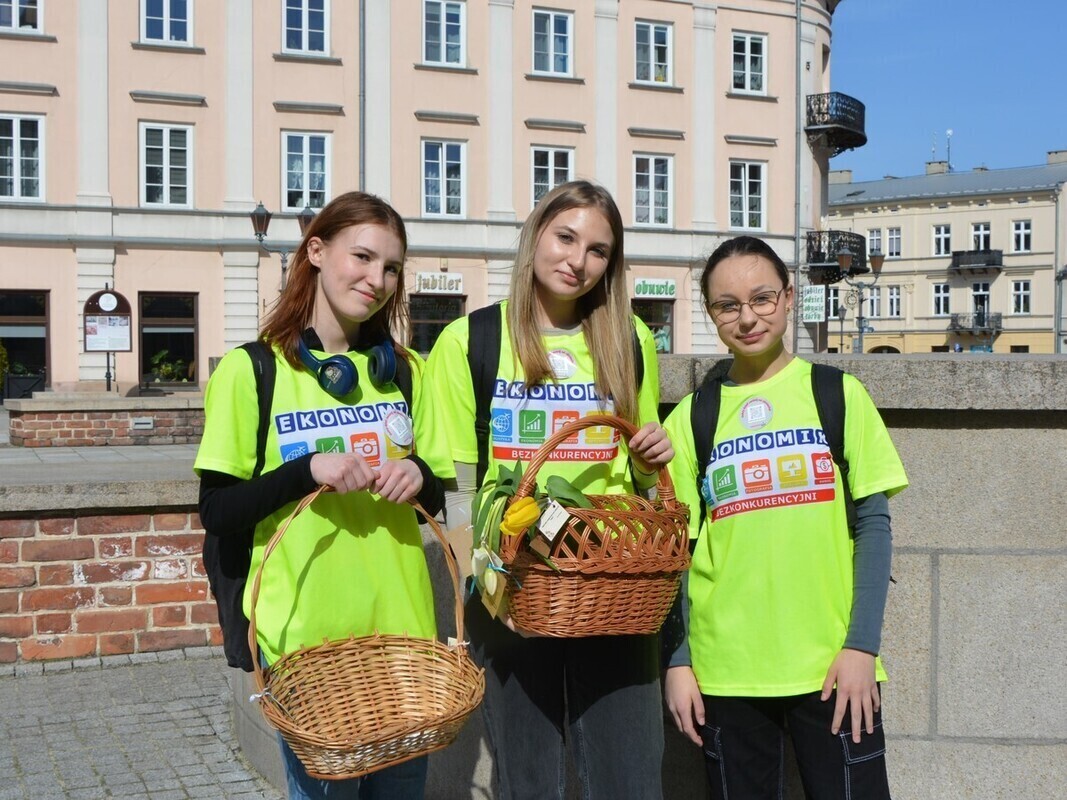 Uczennice rozdawały tulipany na poprawę humoru