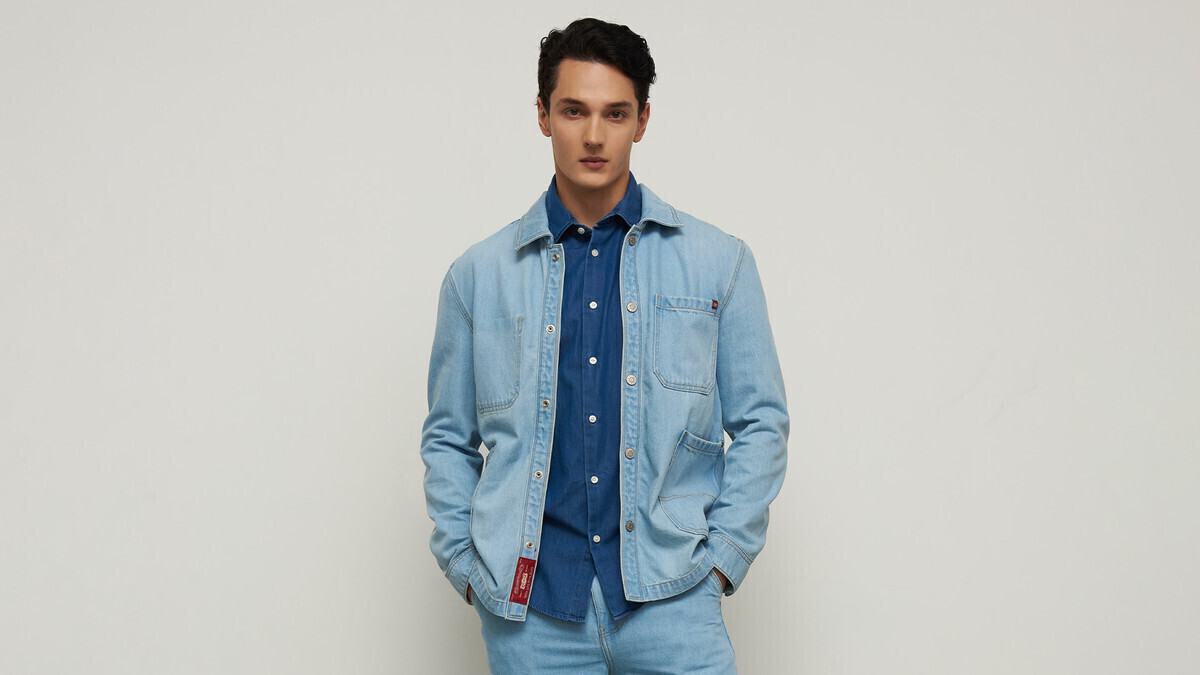 Jak stylizować koszulę jeansową męską aby zawsze wyglądać na czasie