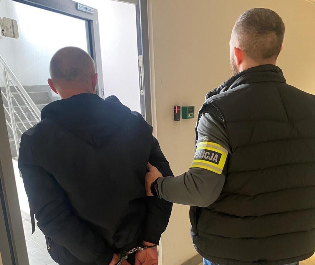 Multirecydywista w rękach policjantów