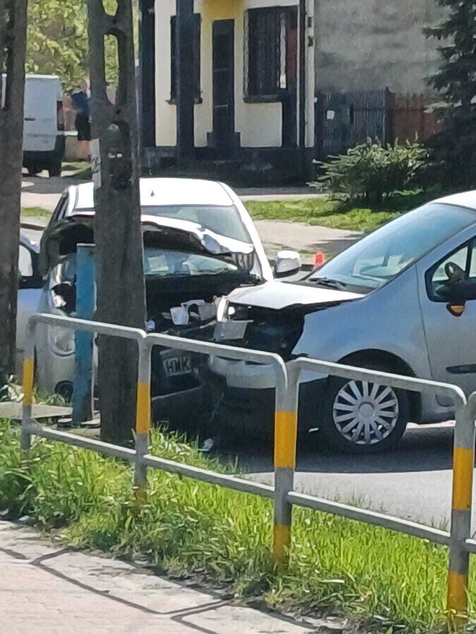 Zderzenie dwóch osobówek na DK12 w Sulejowie