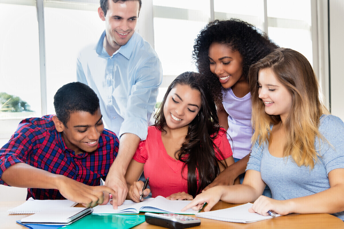 Czy warto korzystać z usług szkoły językowej