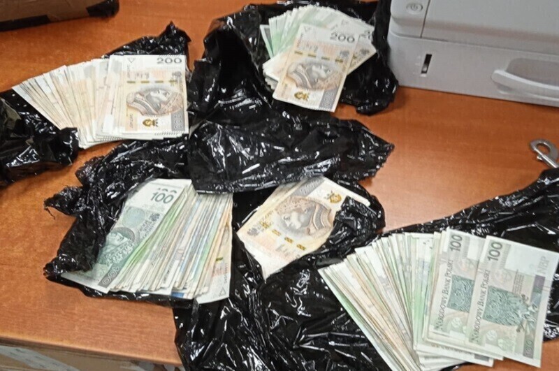 Łódzka KAS znalazła w przesyłce ponad 45 tys. zł