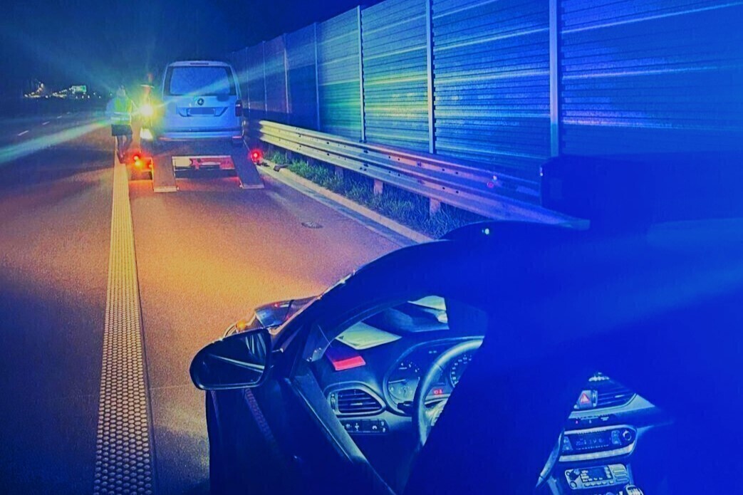 Jechał karawanem przewożąc trumnę ze zmarłym. Był kompletnie pijany