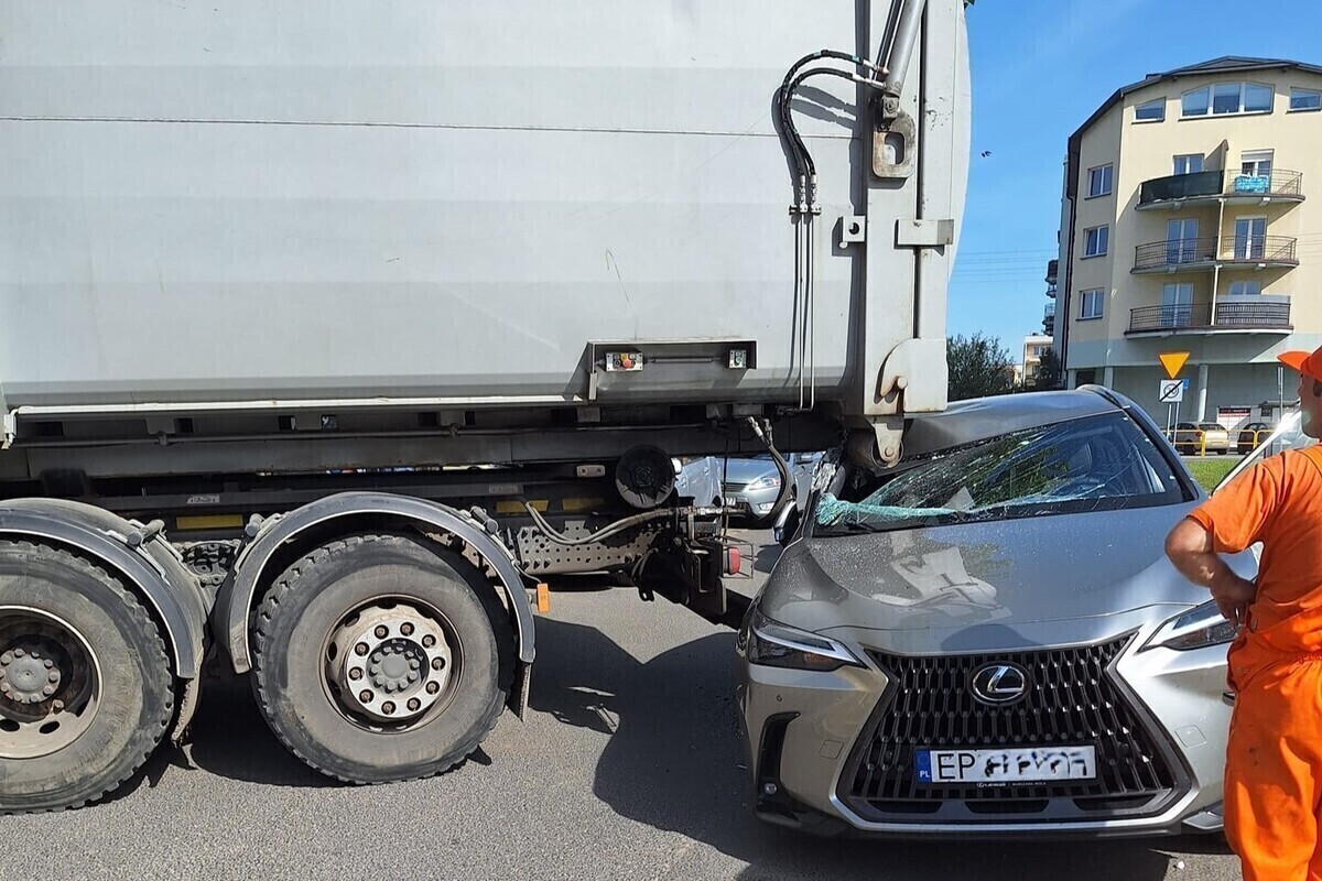 Śmieciarką w lexusa. Nietypowe zderzenie w Piotrkowie