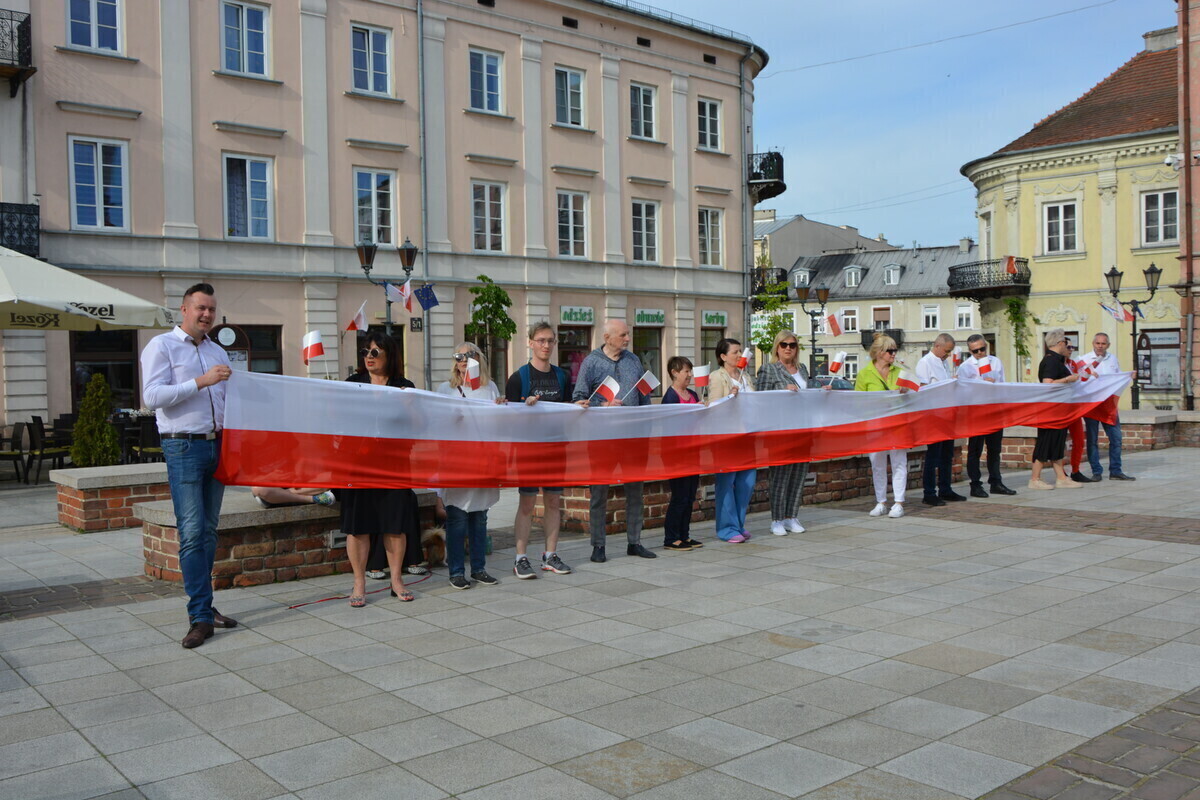Rozłożyli wielką flagę na Rynku Trybunalskim