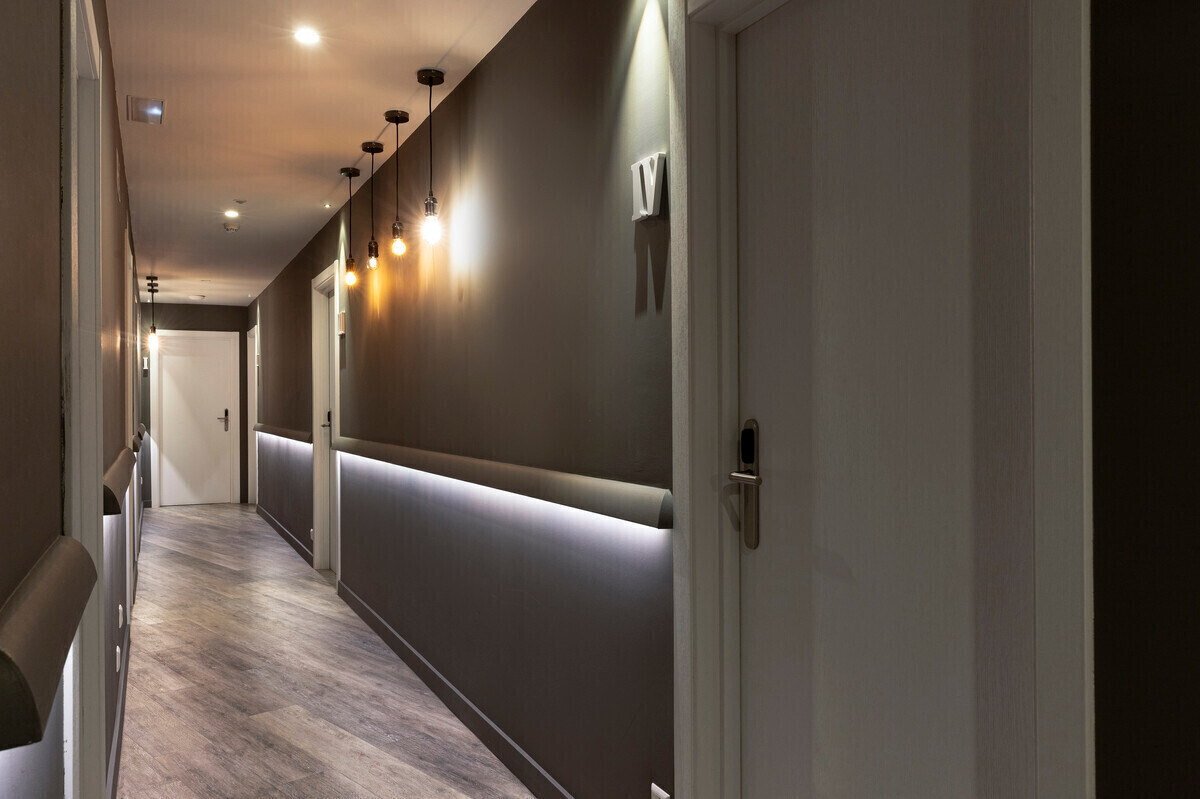 Poznaj 5 sprawdzonych pomysłów na funkcjonalne oświetlenie korytarza