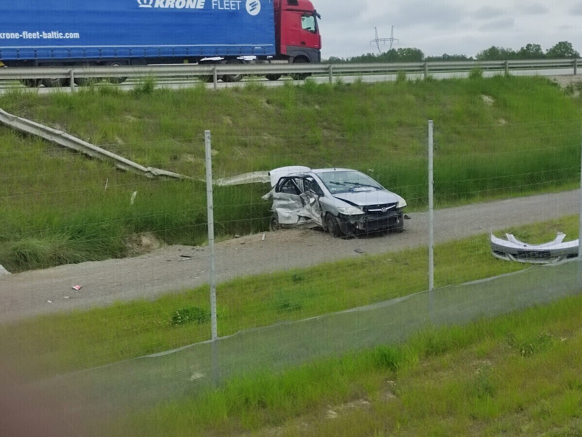 Samochód wypadł z A1. Lądował śmigłowiec LPR