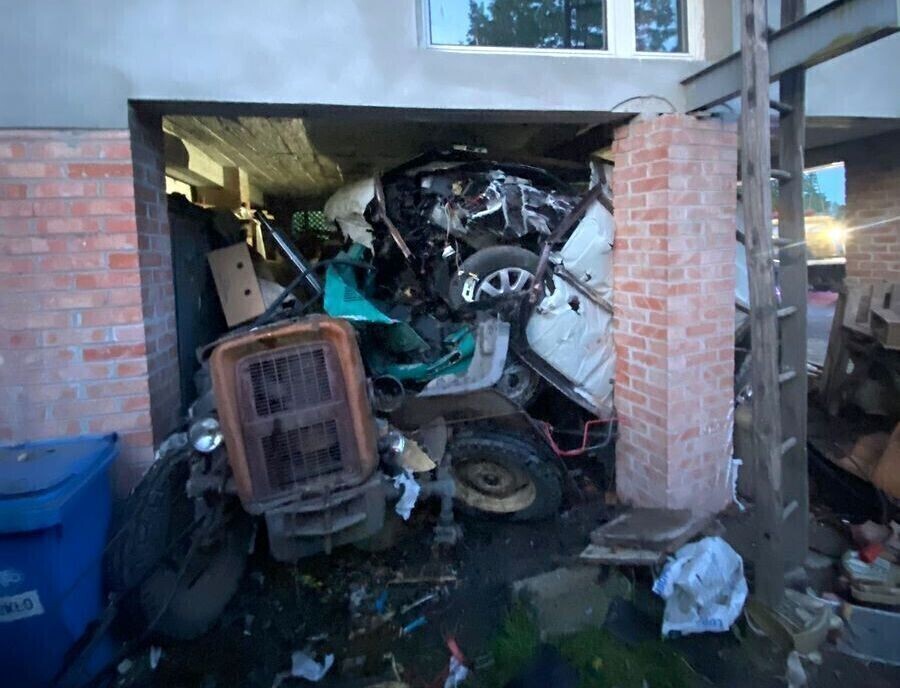 Pijany kierowca wjechał w garaż. Uszkodził malucha i traktor