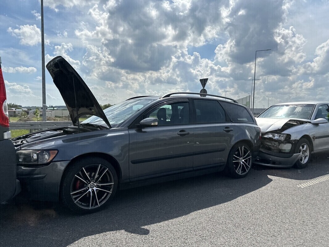 Zderzenie 4 samochodów w Al. Sikorskiego. Dwie osoby trafiły do szpitala. Utrudnienia na węźle Piotrków-Południe