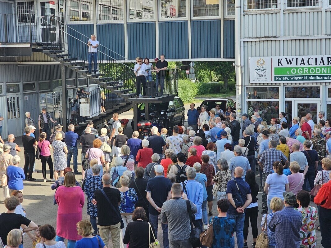 Protest przed Kwadratem. Ponad 100 osób na spotkaniu przed PSM