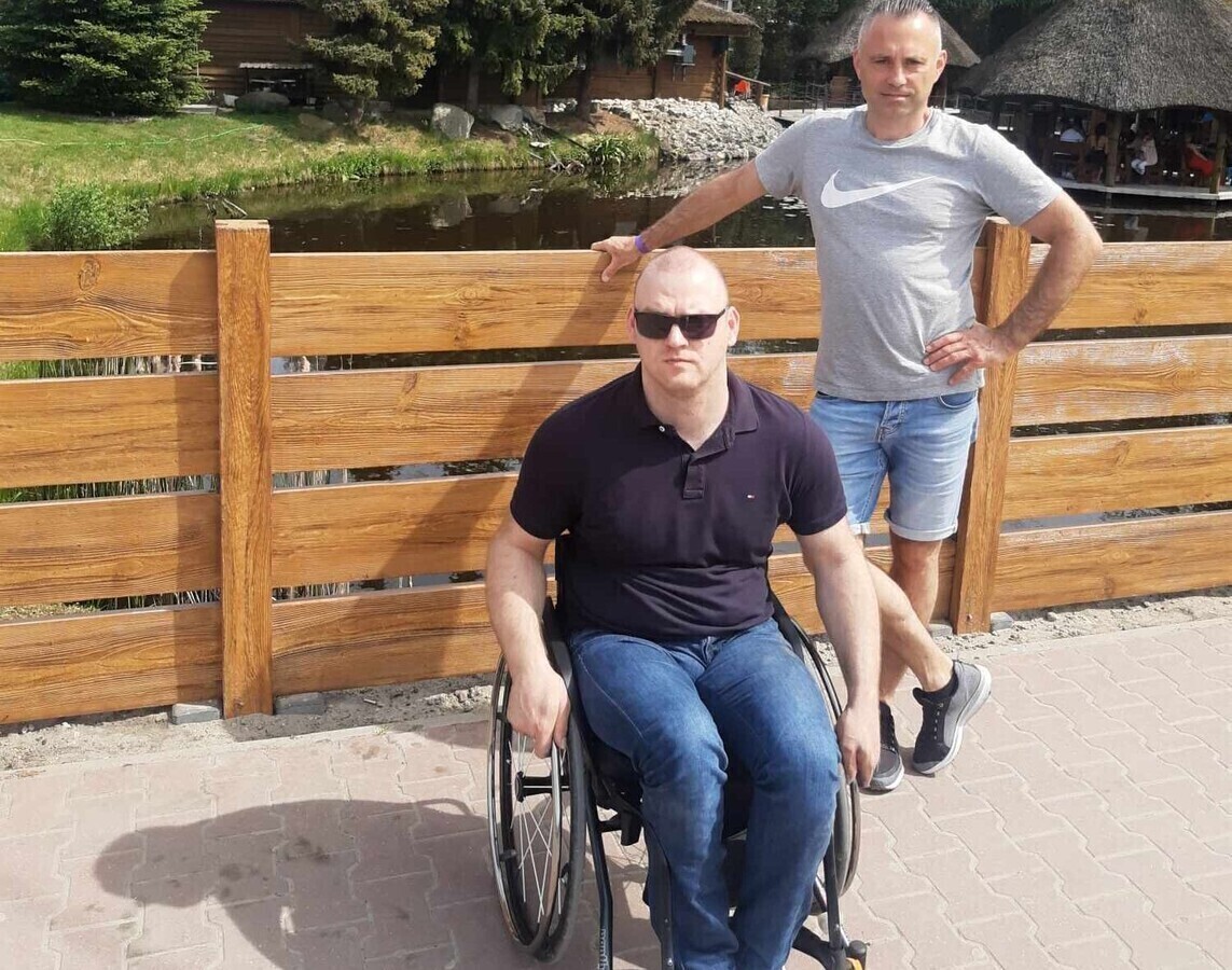 Asystenci pomagają osobom z niepełnosprawnościami