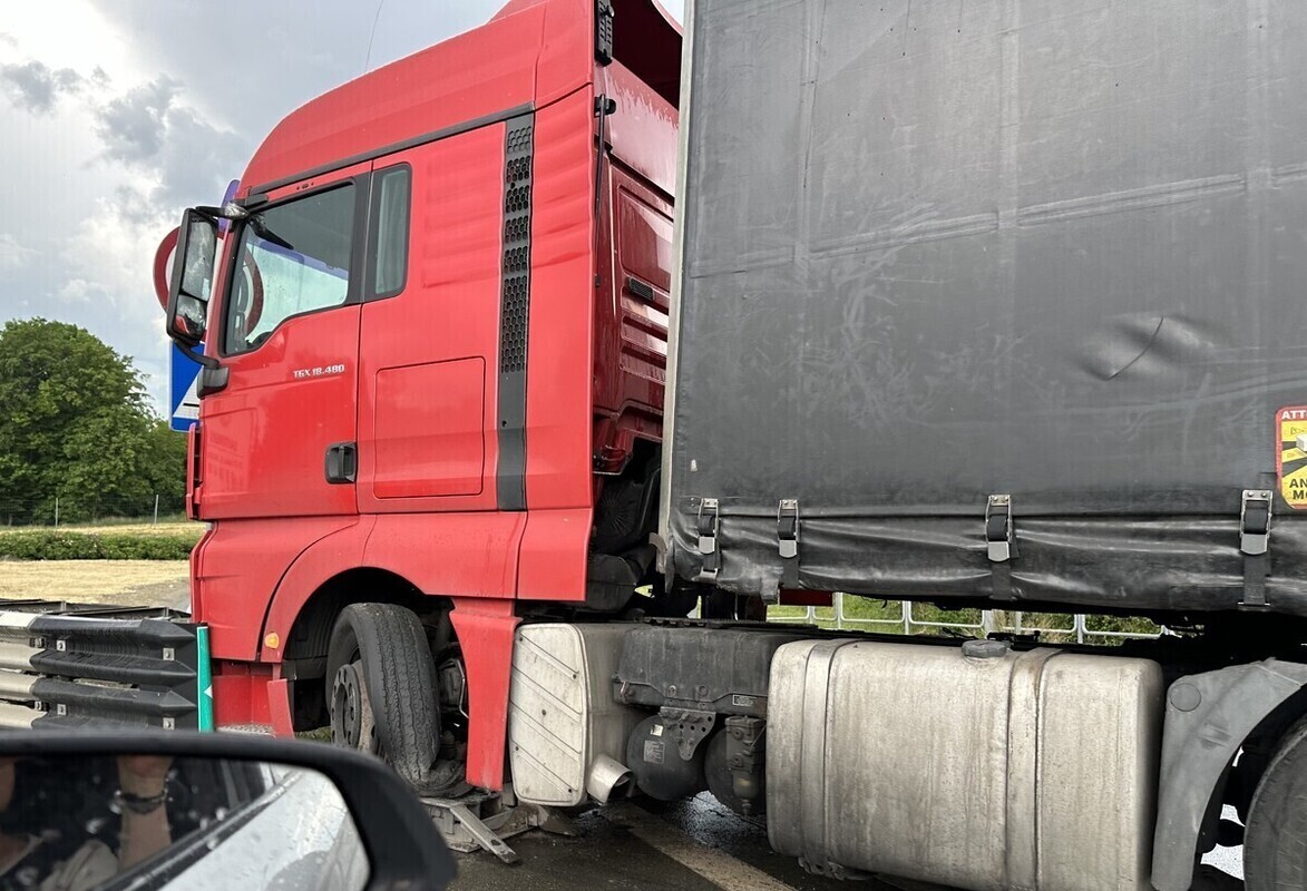 Ciężarówka uderzyła w bariery