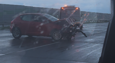 Samochód uderzył w bariery na A1