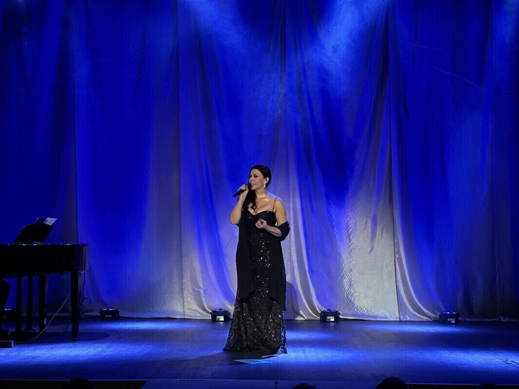 Wyjątkowy koncert Katarzyny Kołodziejczyk w piotrkowskim MOKu. Prezydent Juliusz Wiernicki wręczył nagrody działaczom kultury