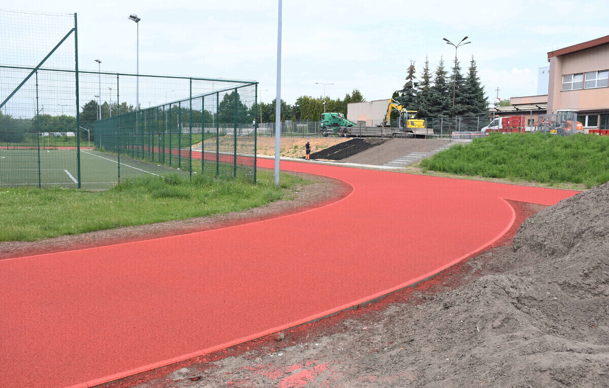 Nowa bieżnia przy SP 12 na ukończeniu