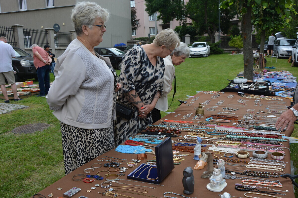 Pierwsza w sezonie giełda staroci pod Zamkiem Królewskim