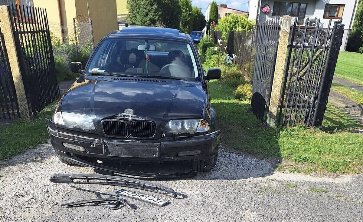 Wyjeżdżał z bramy uderzył w Mercedesa