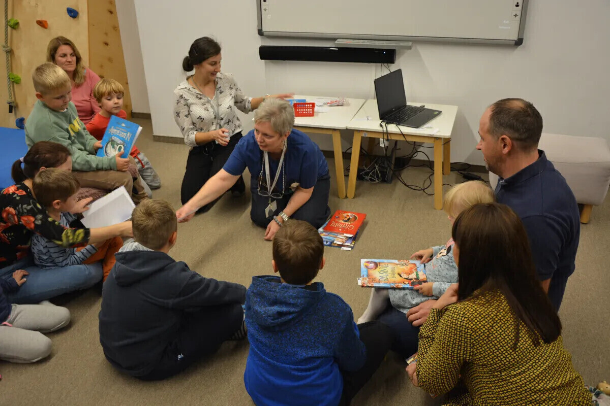 Wspólne czytanie na powitanie lata w Mediatece 800-lecia