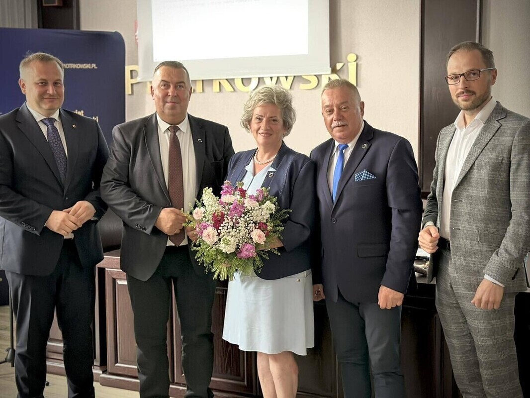 Poprzedni zarząd z absolutorium a nowy z wotum zaufania