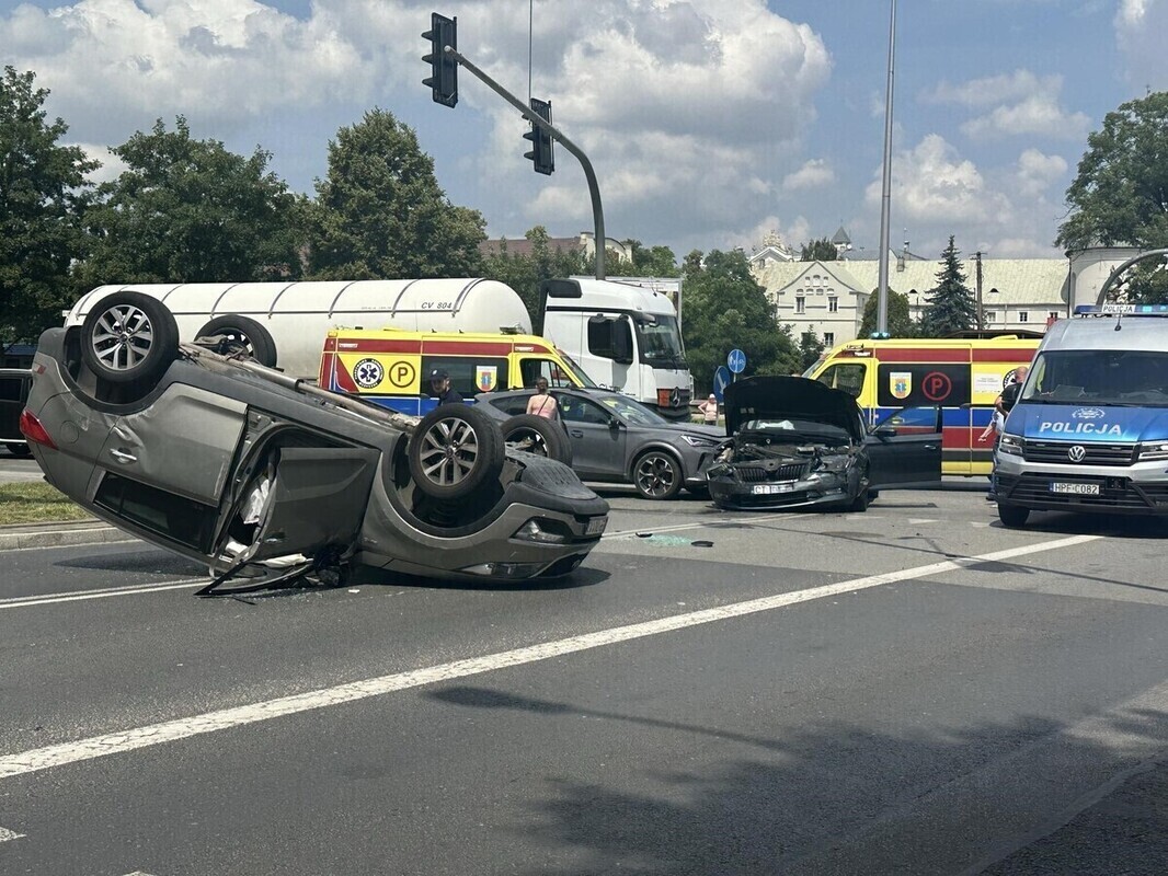 Groźne zderzenie 3 samochodów w centrum Piotrkowa. Utrudnienia na skrzyżowaniu al. 3 Maja i ul. Kopernika. Jeden z samochodów dachował. Jest film z momentu zdarzenia