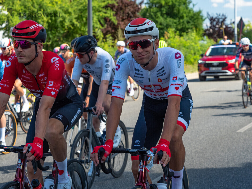 Gigantyczna burza z piorunami. Anulowany etap Wyścigu Solidarności i Olimpijczyków. Pogoda w powiecie piotrkowskim zaskoczyła kolarzy
