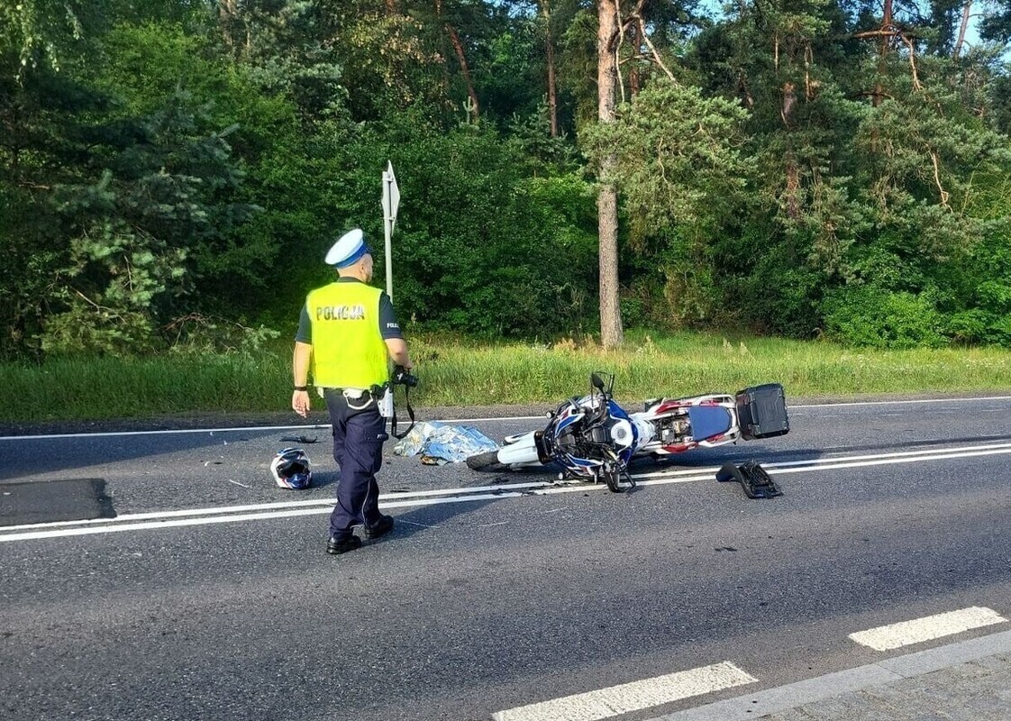 Zderzenie motocykla i ciężarówki. Krajowa dwunastka zakorkowana