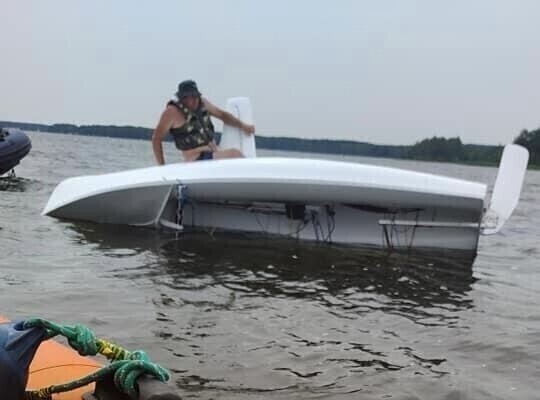 Ta sama żaglówka przewróciła się dwa razy w ciągu kilkunastu minut. Groźne zdarzenie na Zalewie Sulejowskim. Jeden z żeglarzy nie miał kamizelki. Interweniował WOPR