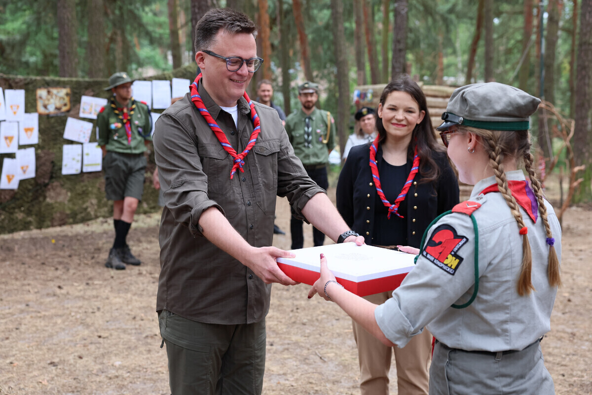 Szymon Hołownia przekazał flagi harcerzom z Zarzęcina