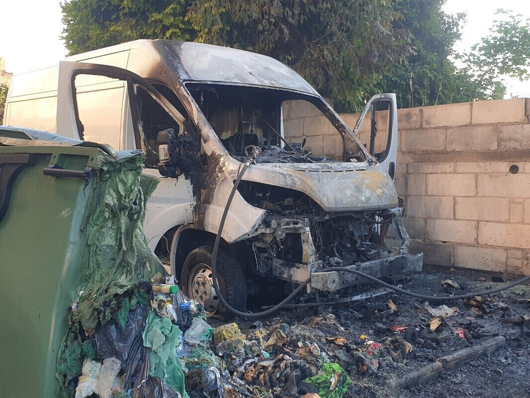 Najpierw zapalił się kontener na śmieci a potem samochód. Groźny pożar przy hali Relax