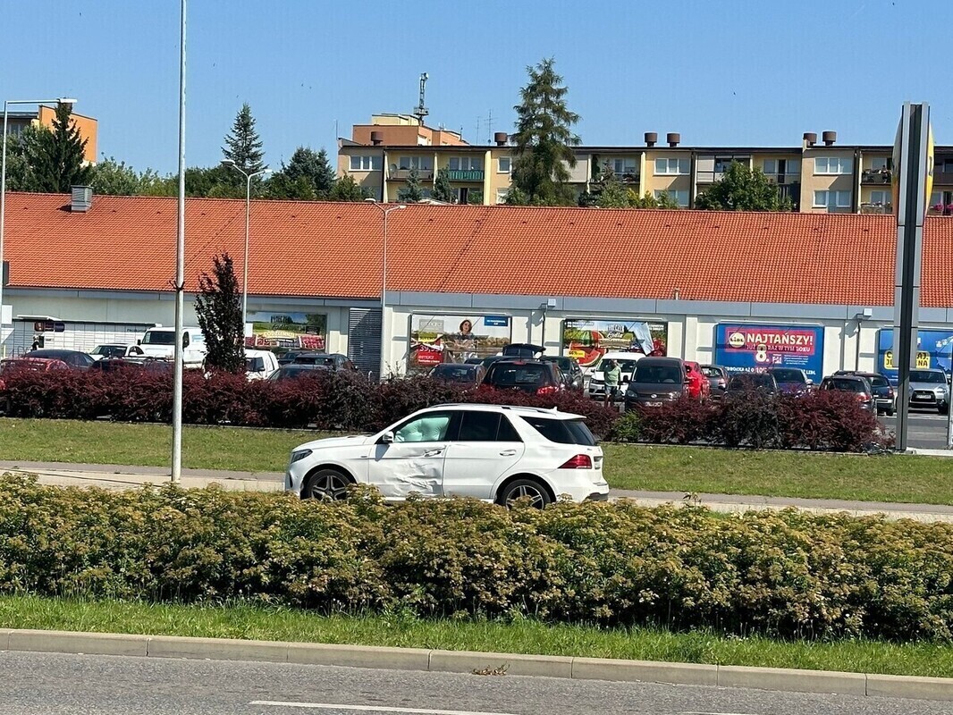 Wypadek podczas egzaminu na prawo jazdy. Kursant przewieziony do szpitala. Groźne zdarzenie na skrzyżowaniu Sikorskiego i Kostromskiej