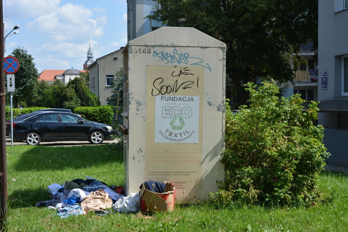 Kto odpowiada za przepełnione pojemniki na używaną odzież