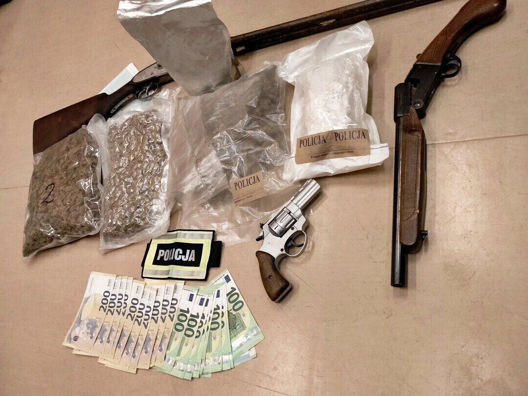 Miał w mieszkaniu narkotyki broń i amunicję