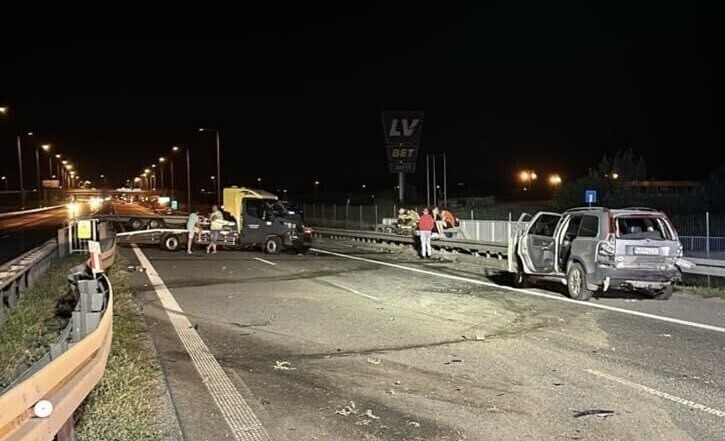 Wypadek na S8. Dwie osoby trafiły do szpitala. Trasa w kierunku Katowic całkowicie zablokowana. Groźne zderzenie lawety i Volvo