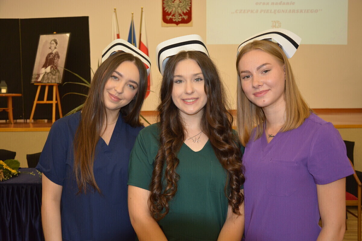 Absolwentki pielęgniarstwa w Akademii Piotrkowskiej otrzymały czepki pielęgniarskie