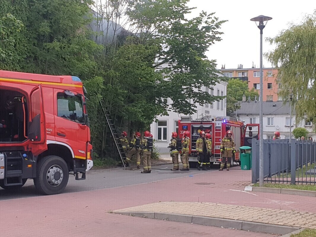 Pożar budynku przy mediatece. Strażacy w aparatach tlenowych weszli do środka