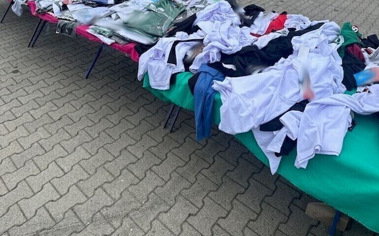 Handlowali podrabianą odzieżą. Zatrzymali ich funkcjonariusze KAS