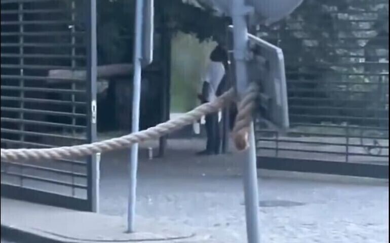 Nieobyczajny wybryk w parku. Policjanci ustalają tożsamość mężczyzny