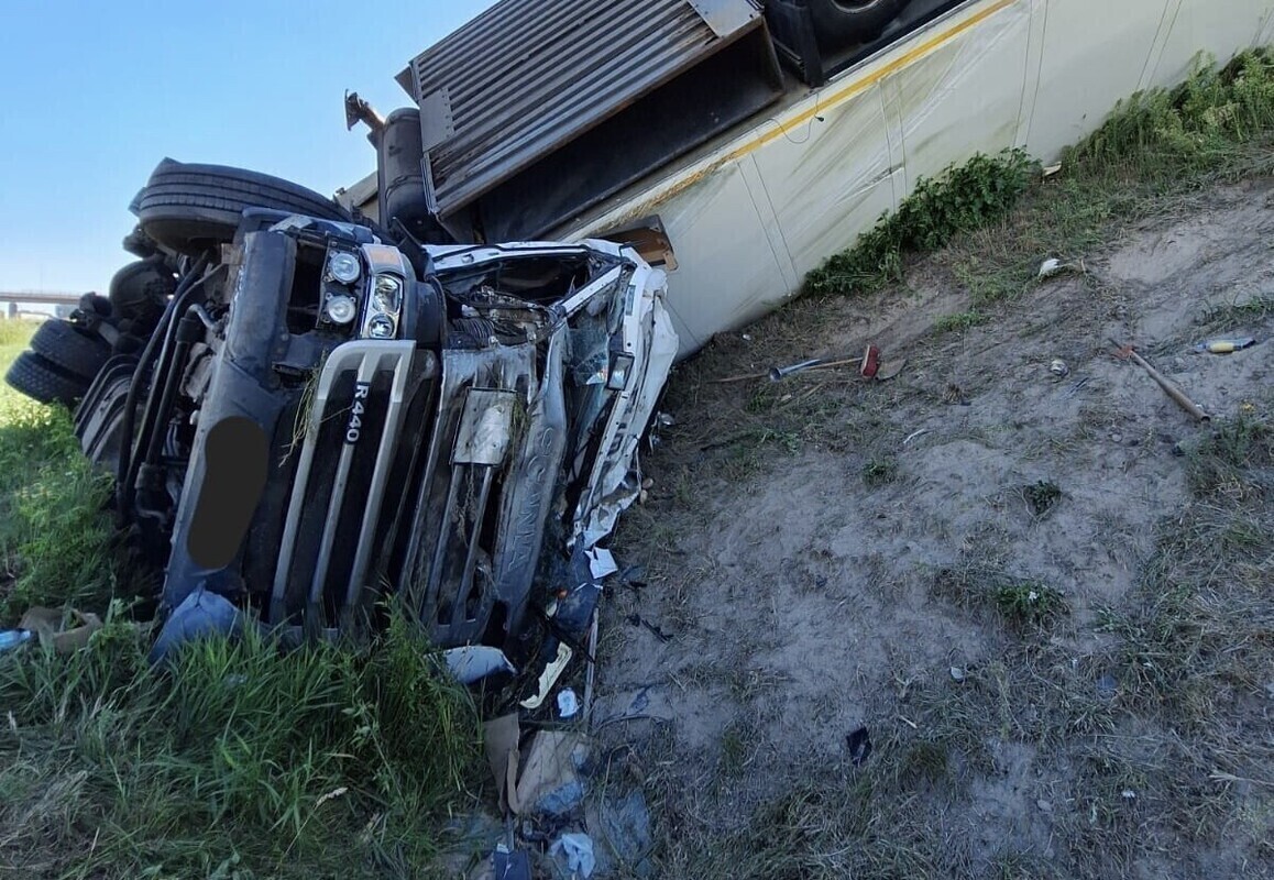 Ciężarówka wypadła z trasy. Kierowca był kompletnie pijany