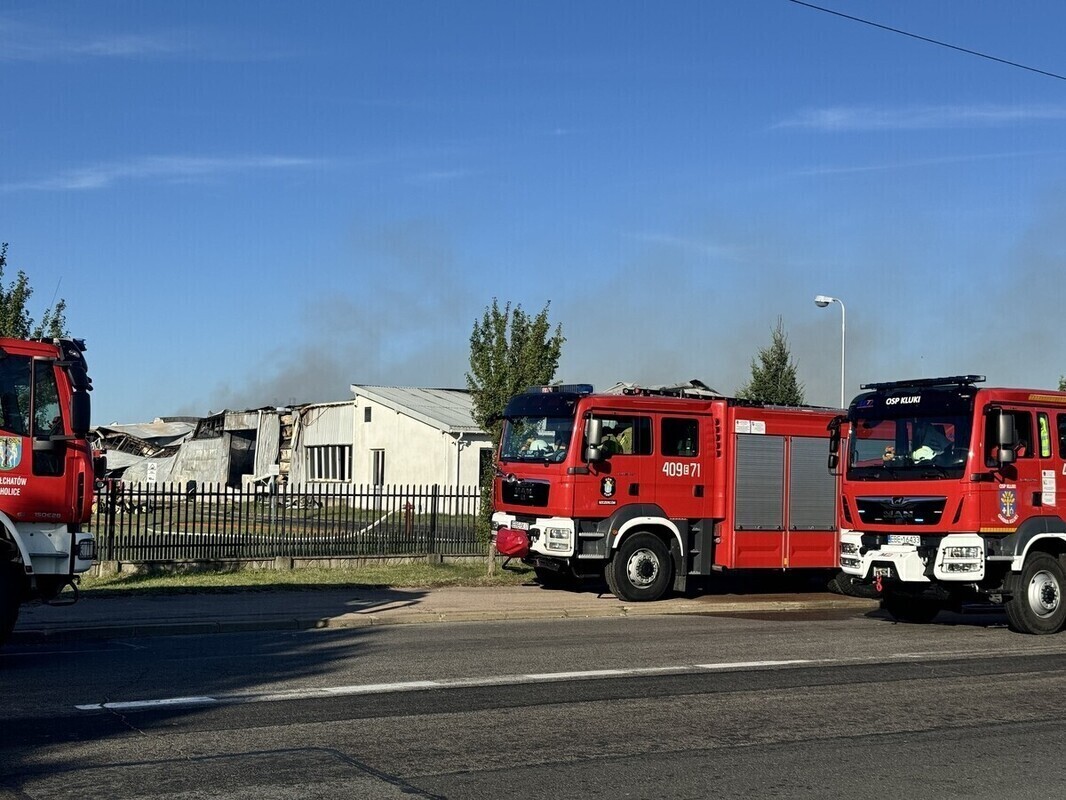 W Żłobnicy spłonęła hala produkcyjno-magazynowa trwa dogaszanie pogorzeliska